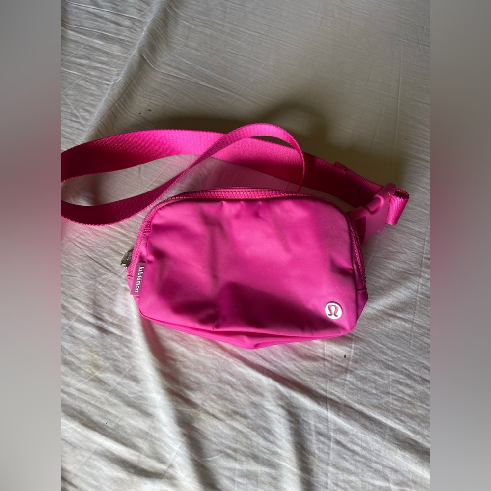 lululemon Everywhere Belt bag SONIC PINK *extended belt strap. Fanny pack.